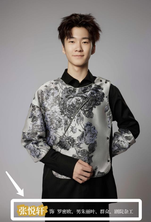 张亮晒13岁儿子（张亮官宣儿子首演话剧饰罗密欧）(2)