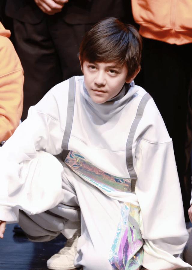 张亮晒13岁儿子（张亮官宣儿子首演话剧饰罗密欧）(9)