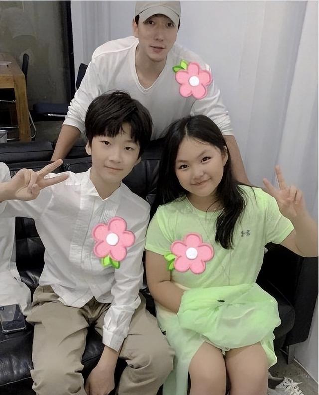 张亮晒13岁儿子（张亮官宣儿子首演话剧饰罗密欧）(15)