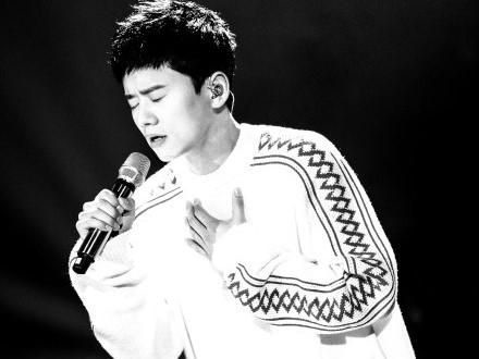 张杰唱歌出状况（张杰情绪浓处崩溃痛哭）(1)