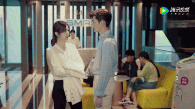 ​张翰新剧遭质疑（张翰新剧扯女主内衣带引不适）