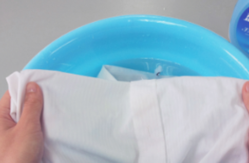 咖啡渍怎么洗掉 白T恤,咖啡渍弄到白衣服上怎么办图9