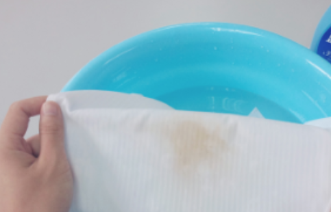 咖啡渍怎么洗掉 白T恤,咖啡渍弄到白衣服上怎么办图7