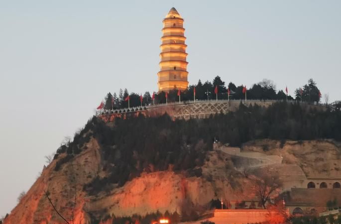 宝塔山顶顶天立地的脊梁象征什么