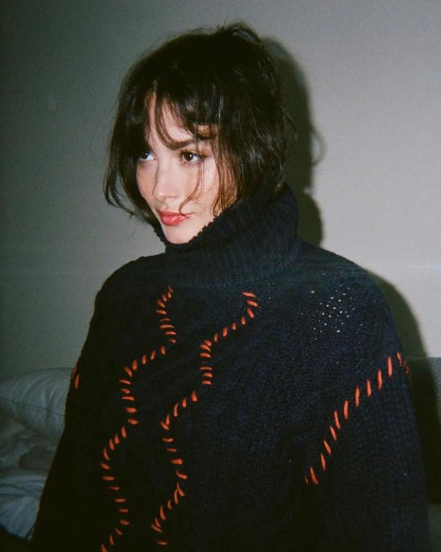 年轻人穿什么样毛衣（别再说穿毛衣土了）(10)