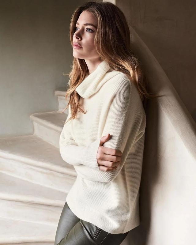 年轻人穿什么样毛衣（别再说穿毛衣土了）(15)