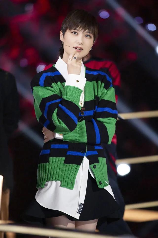 年轻人穿什么样毛衣（别再说穿毛衣土了）(6)