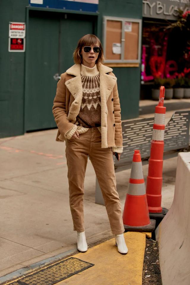 年轻人穿什么样毛衣（别再说穿毛衣土了）(27)