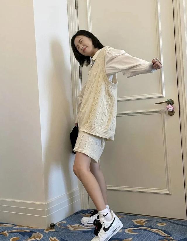 年轻人穿什么样毛衣（别再说穿毛衣土了）(8)