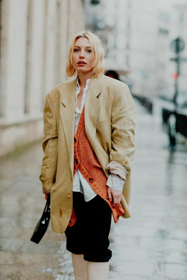 年轻人穿什么样毛衣（别再说穿毛衣土了）(20)