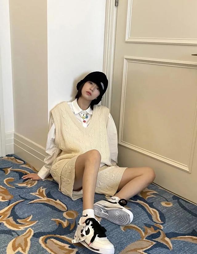 年轻人穿什么样毛衣（别再说穿毛衣土了）(9)