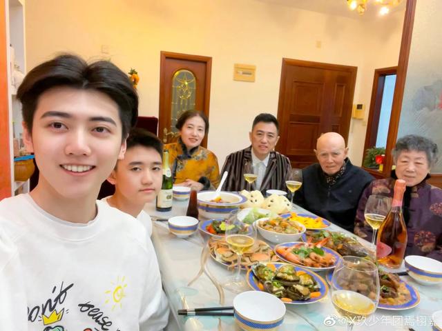 张子枫焉栩嘉真的在一起了怎么了 张子枫焉栩嘉疑似恋情(1)