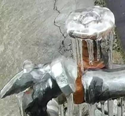 冬天想洗澡,可是浴室太冷,水管会被冻住怎么办