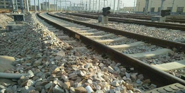 轨道上为什么要铺石子,铁路轨道上为什么要铺石子