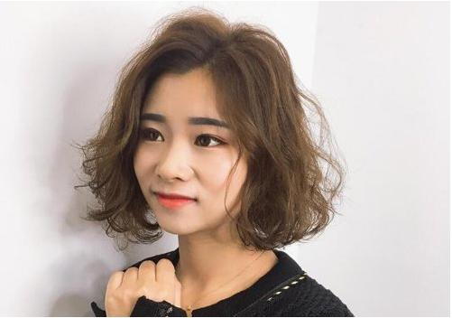 今年流行的中年短烫发（备受30岁女生好评的短烫发）(1)