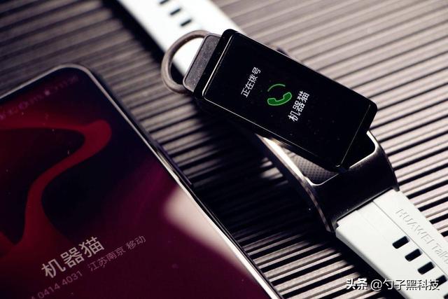 华为的智能手环b5（戴在手腕上的智能手机）(12)