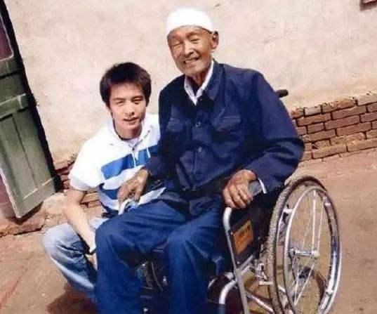 小伙被追债遇到失散多年的弟弟（亲弟弟被追债人抱走）(17)