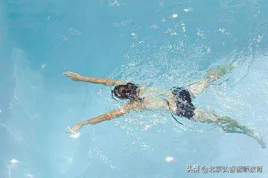 新手蛙泳的正确方法（学会这些技巧蛙泳快速入门）(11)