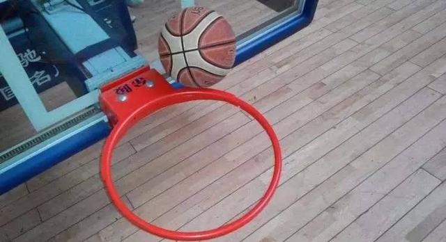 正确投篮动作要领（投篮的关键因素和基本姿势）(4)