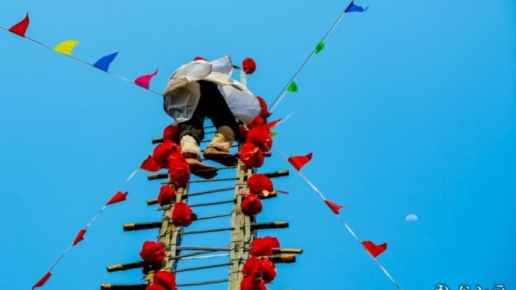 傈僳族的刀杆节拼音