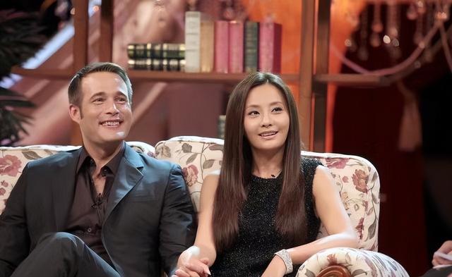 吴奇隆老婆最新近照（吴奇隆前妻罕秀恩爱）(1)