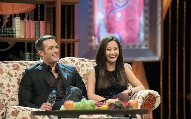 吴奇隆老婆最新近照（吴奇隆前妻罕秀恩爱）(8)