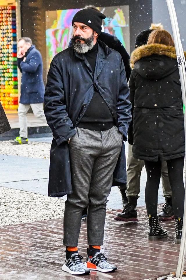 西裤穿修身还是正式（都了解西裤的不同取向）(29)