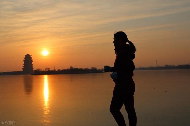 早上怎么可以最快起床(早上快速起床的5个步骤)(4)