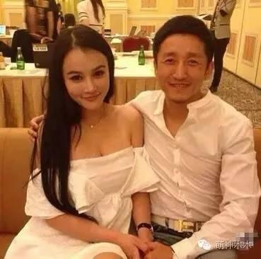 吴镇宇对老婆十分爱护（他们是娱乐圈的护妻狂魔）(7)