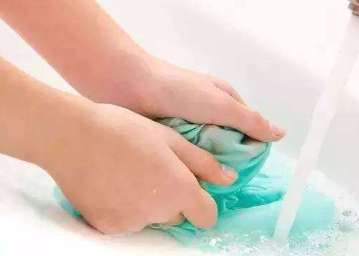 羽绒服上黑色机油清洗小妙招,羽绒服上的机油怎么洗掉图2