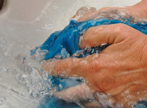 羽绒服上黑色机油清洗小妙招,羽绒服上的机油怎么洗掉图3