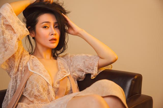 演员于明加出生日期（演员于明加出道13年零绯闻）(13)