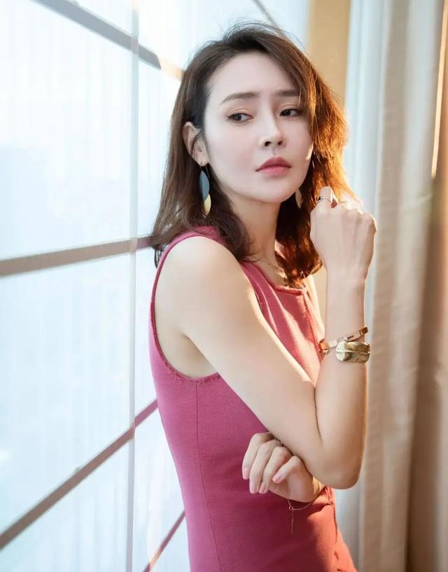 演员于明加出生日期（演员于明加出道13年零绯闻）(2)