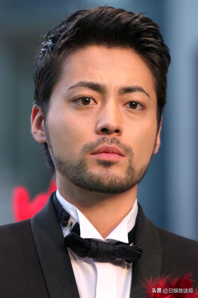 日本目前最受欢迎的男明星（日本网友最爱的10位已过而立之年的帅气男演员）(16)