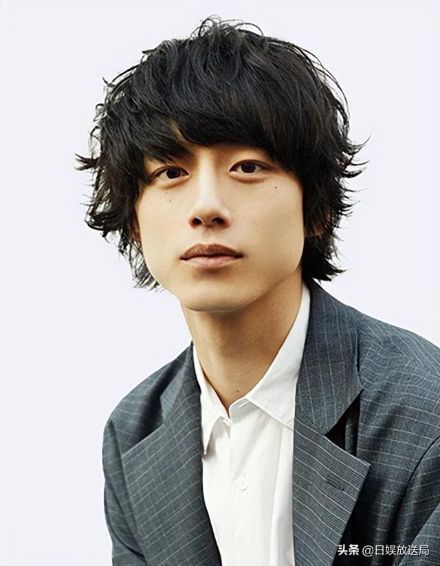 日本目前最受欢迎的男明星（日本网友最爱的10位已过而立之年的帅气男演员）(19)