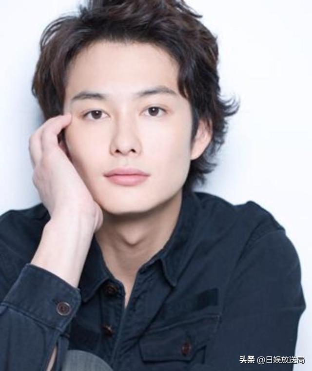 日本目前最受欢迎的男明星（日本网友最爱的10位已过而立之年的帅气男演员）(15)