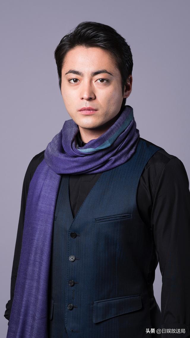 日本目前最受欢迎的男明星（日本网友最爱的10位已过而立之年的帅气男演员）(17)