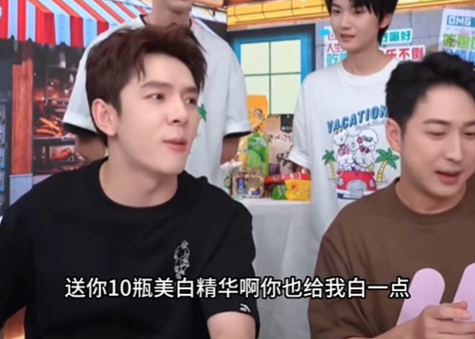 哈哈哈！网友发现自己小时候舞蹈老师是李佳琦