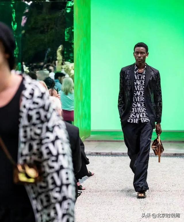 意大利米兰男装21年春夏时装秀（2023春夏米兰男装周）(27)