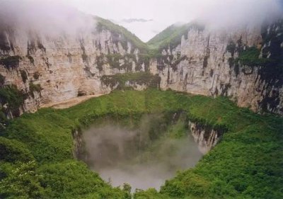 ​广西19个巨型天坑（广西发现巨大天坑）