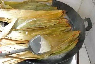 新手包粽子的简易方法,如何快速包粽子?图5