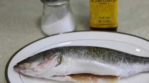 清蒸鲈鱼怎么做,清蒸鲈鱼怎么做好吃又简单图2