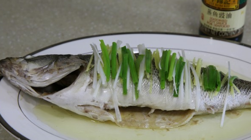 清蒸鲈鱼怎么做,清蒸鲈鱼怎么做好吃又简单图9