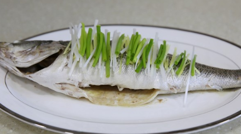 清蒸鲈鱼怎么做,清蒸鲈鱼怎么做好吃又简单图7