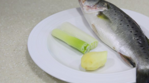 清蒸鲈鱼怎么做,清蒸鲈鱼怎么做好吃又简单图1