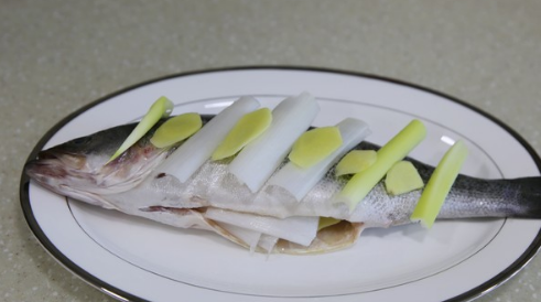 清蒸鲈鱼怎么做,清蒸鲈鱼怎么做好吃又简单图3