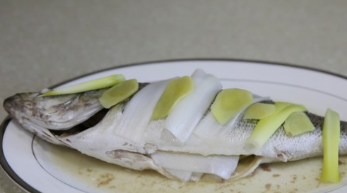 清蒸鲈鱼怎么做,清蒸鲈鱼怎么做好吃又简单图6