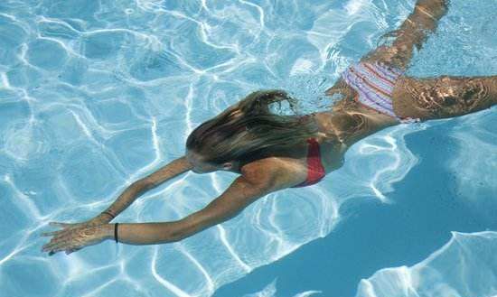 怎样游泳减肥效果好,游泳减肥的小技巧有那些呢视频图3
