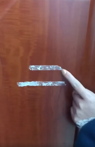 铁门上的双面胶怎么去除,门上的双面胶怎样可以快速清除 白酒图1