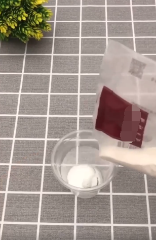 铁门上的双面胶怎么去除,门上的双面胶怎样可以快速清除 白酒图3